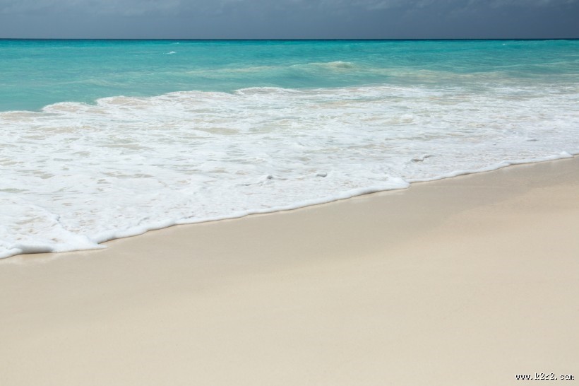 白色沙滩上的海浪图片