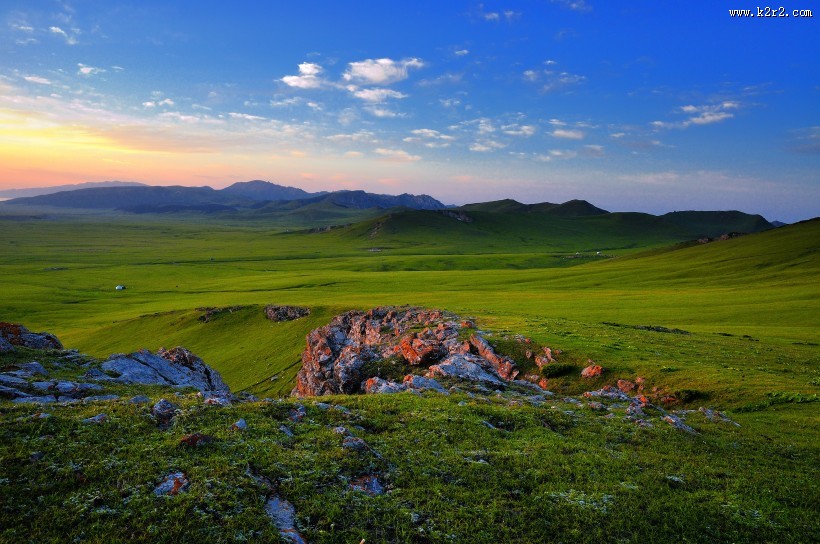 夏天的草原风景图片