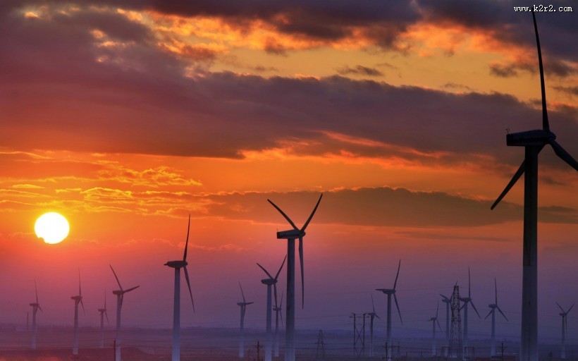 夕阳下的风车图片