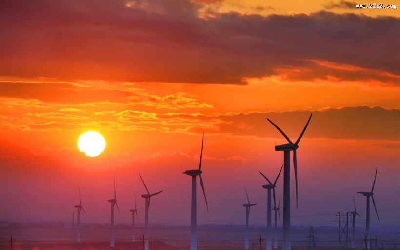 夕阳下的风车图片