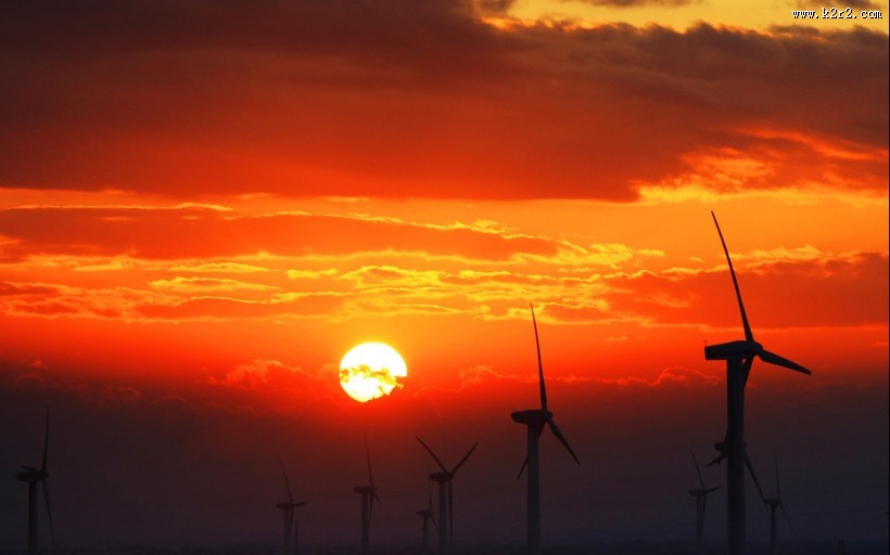夕阳下的风车图片