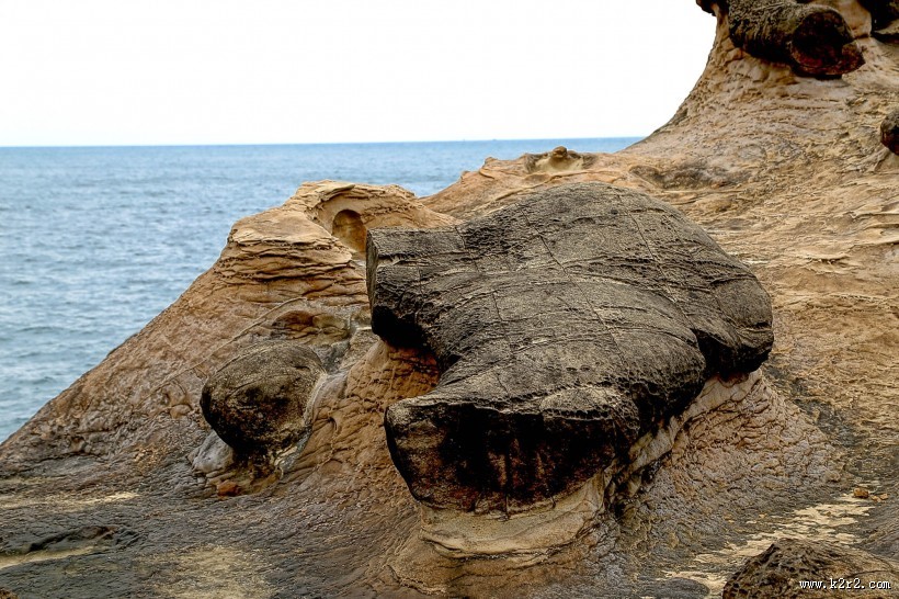 海滩上的怪石图片