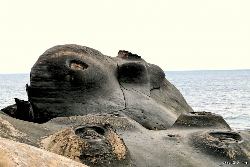 海滩上的怪石图片