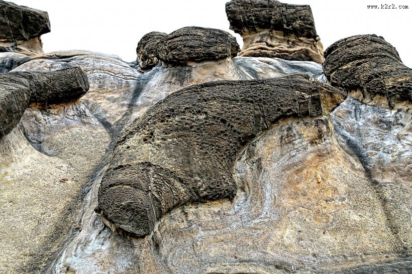 海滩上的怪石图片