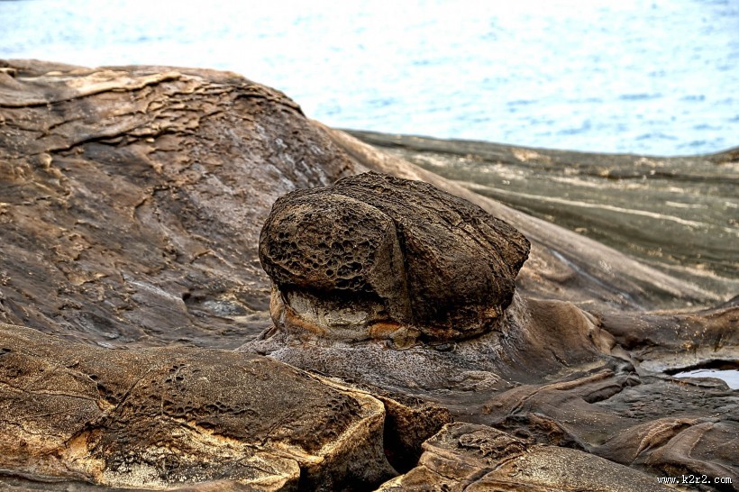 海滩上的怪石图片