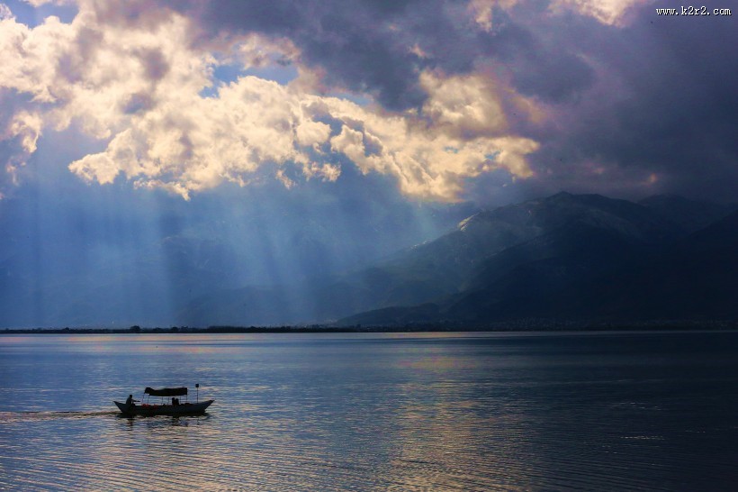 云南大理双廊洱海神光图片
