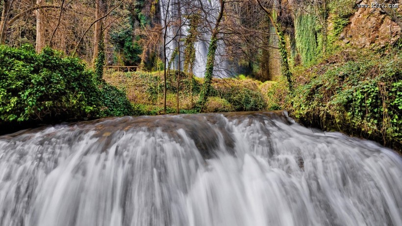 林间小瀑布风景图片