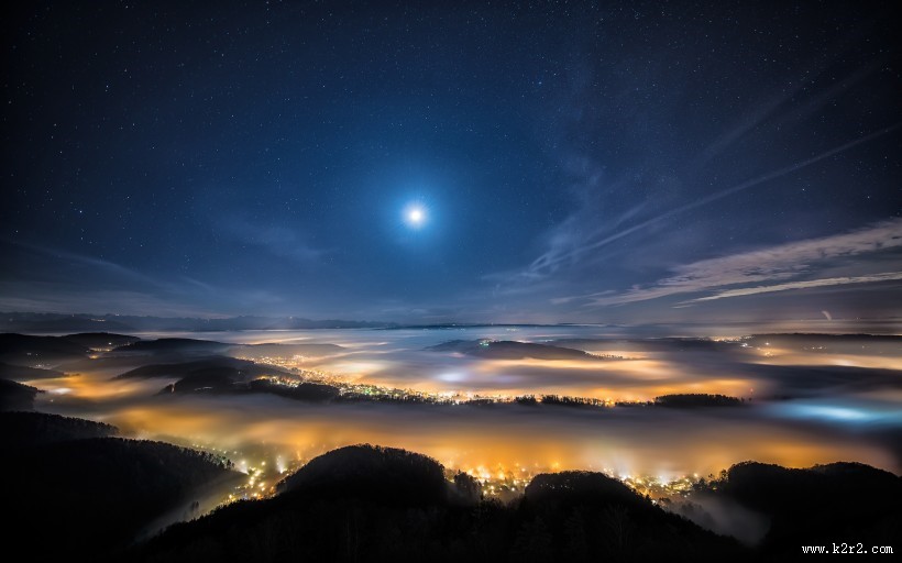 星空中的月亮和宇宙中的月球图片