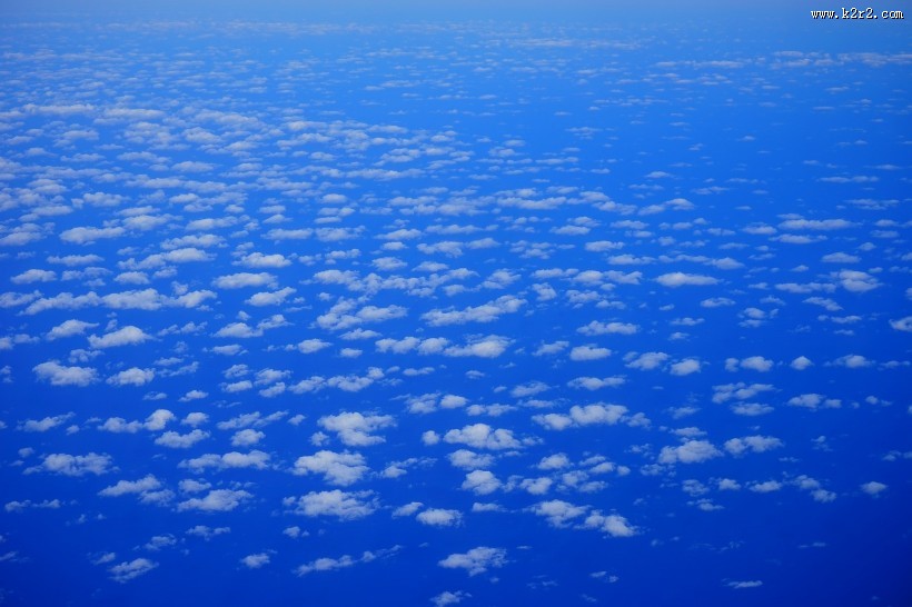 机翼下的蓝天白云图片