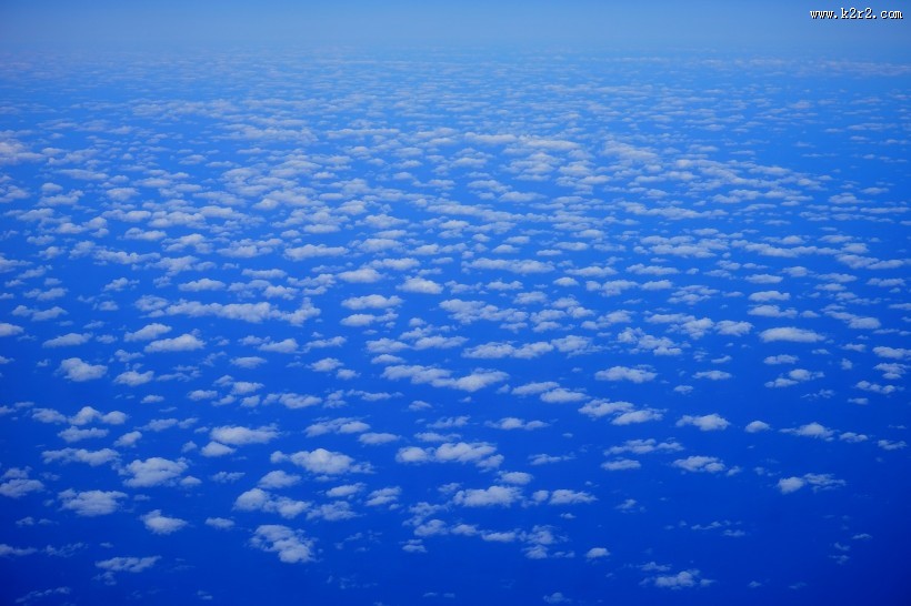 机翼下的蓝天白云图片