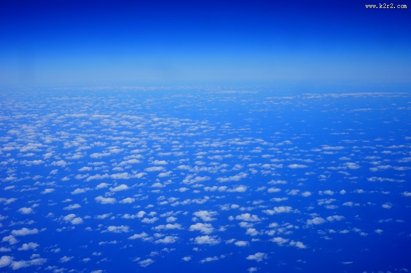 机翼下的蓝天白云图片