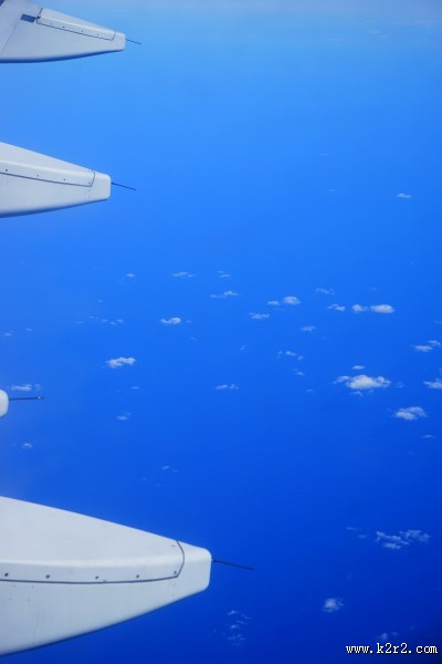 机翼下的蓝天白云图片