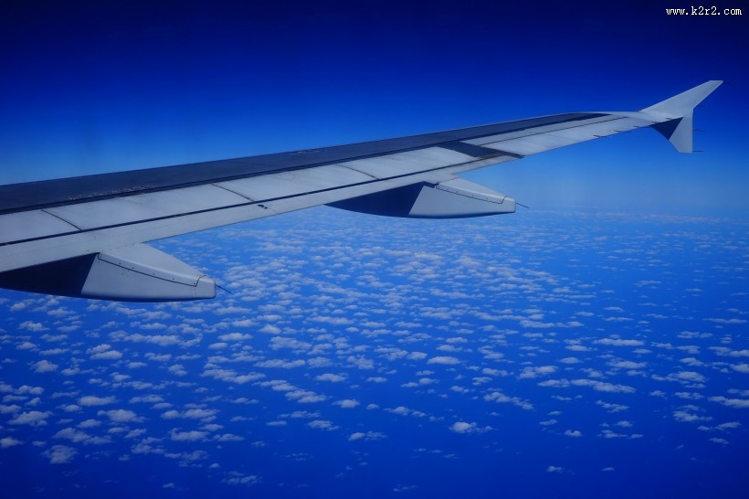 机翼下的蓝天白云图片