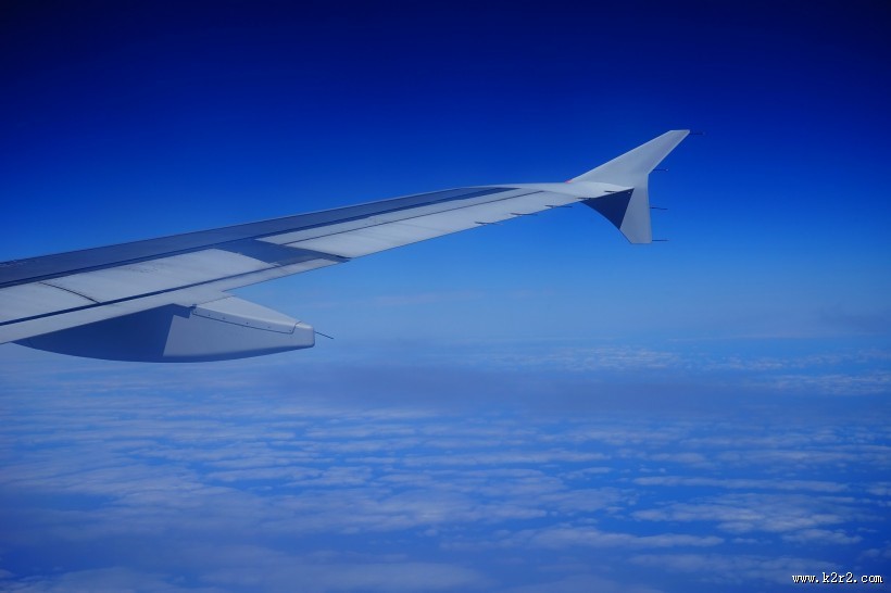 机翼下的蓝天白云图片