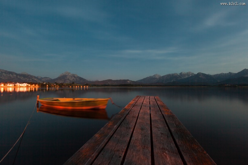 湖中的木桥图片