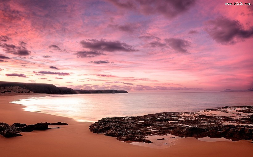 梦幻粉色湖泊图片