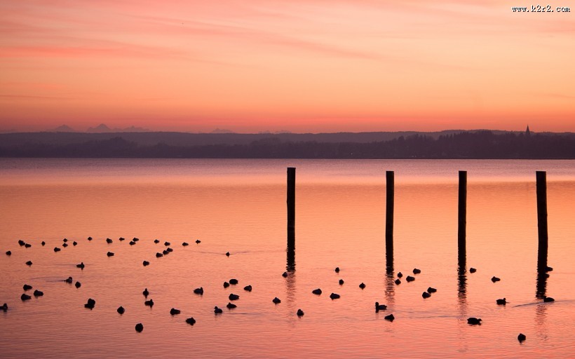 梦幻粉色湖泊图片
