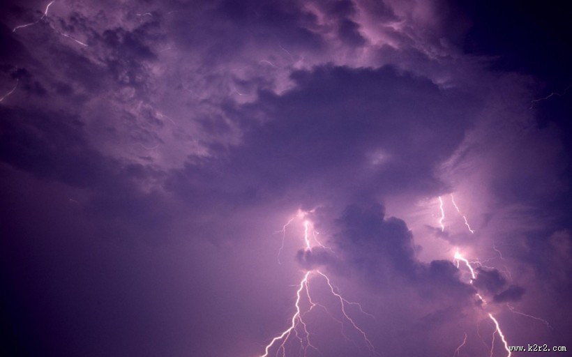 紫色闪电图片
