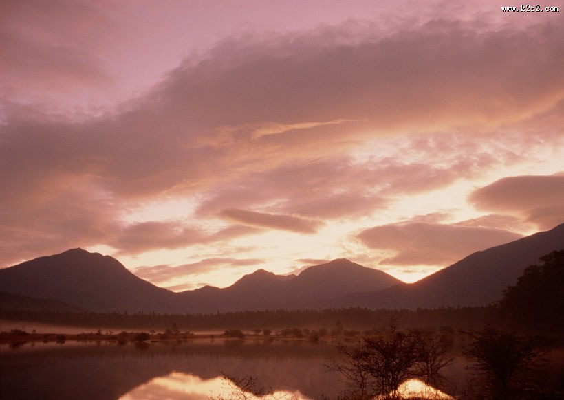 朦胧湖面倒影图片大全