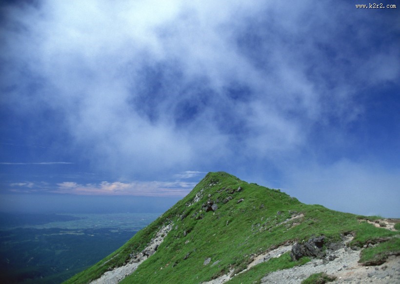蓝天和湖水图片