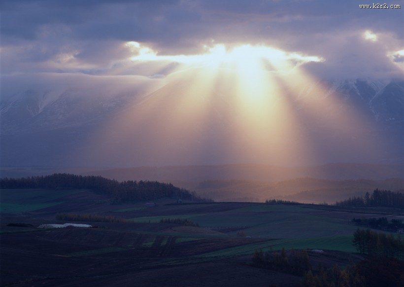 穿越云层的光线图片