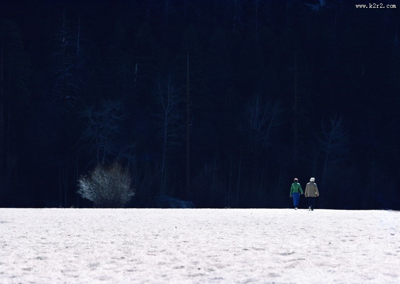 人和美丽雪景图片