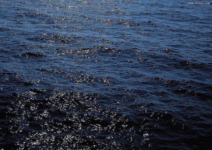 夕阳下的的海面图片