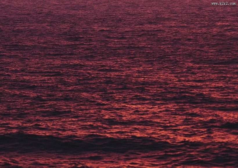 夕阳下的的海面图片