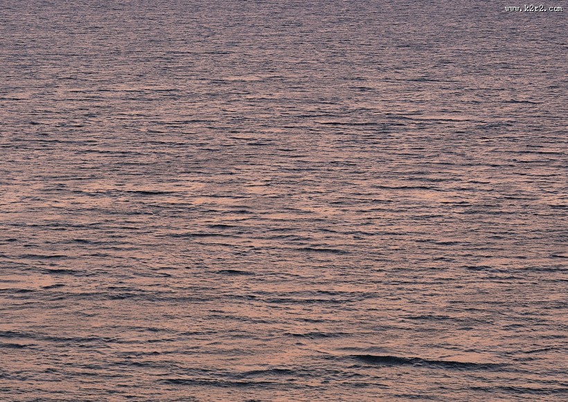 夕阳下的的海面图片