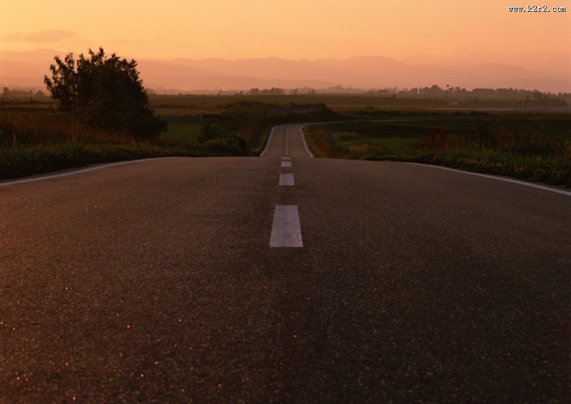 夕阳下的马路图片