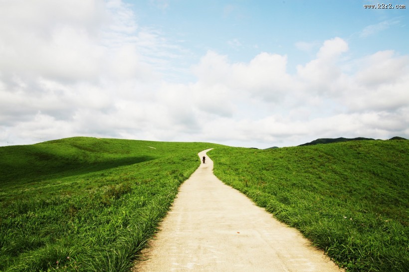 蓝天草地小路图片