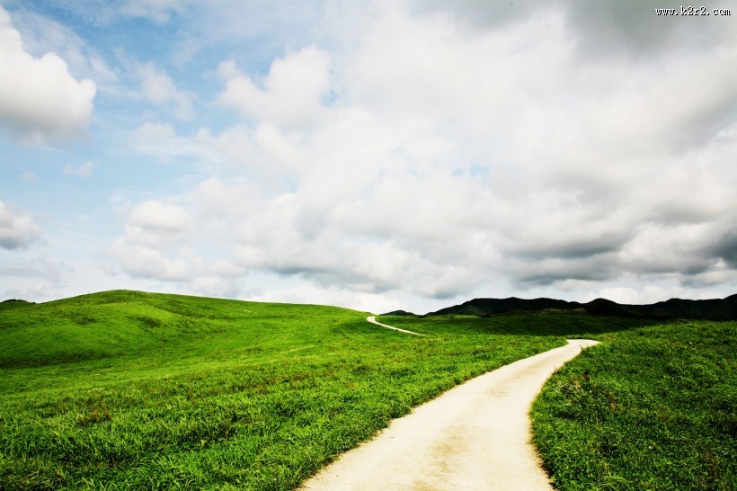 蓝天草地小路图片