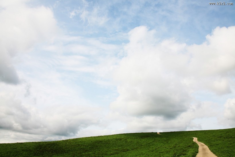 蓝天草地小路图片