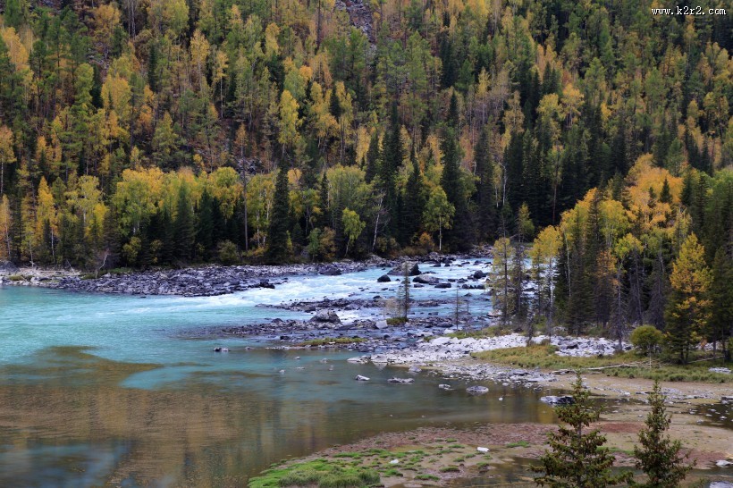 新疆喀纳斯迷人的秋季自然风景图片