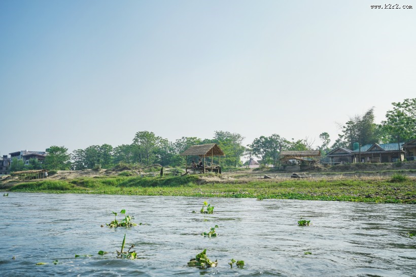 尼泊尔奇特旺国家公园河流自然风景图片