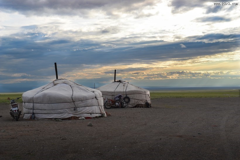 内蒙古草原上的蒙古包图片