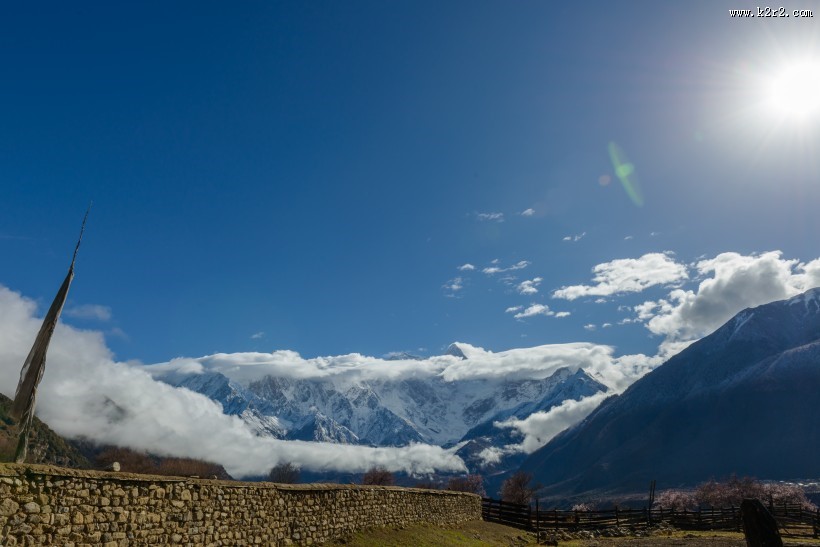 西藏林芝巍峨雪山风景图片