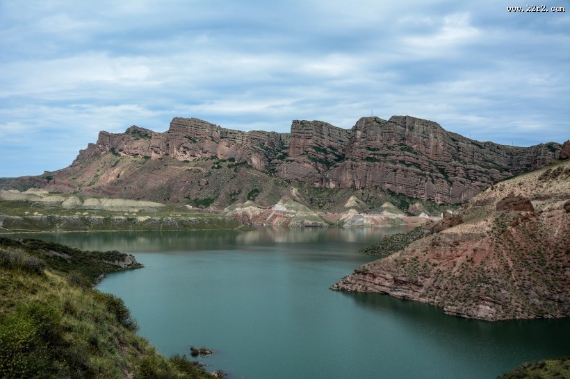 新疆乌苏大峡谷风景图片