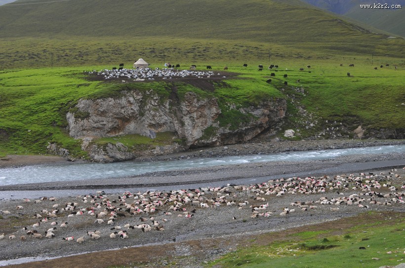 新疆天山牧场风景图片