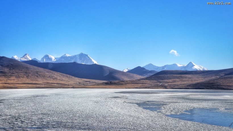 西藏冬日少女湖普姆雍措风景图片