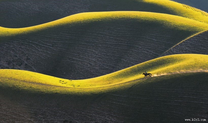 新疆特克斯草原秀丽风景图片