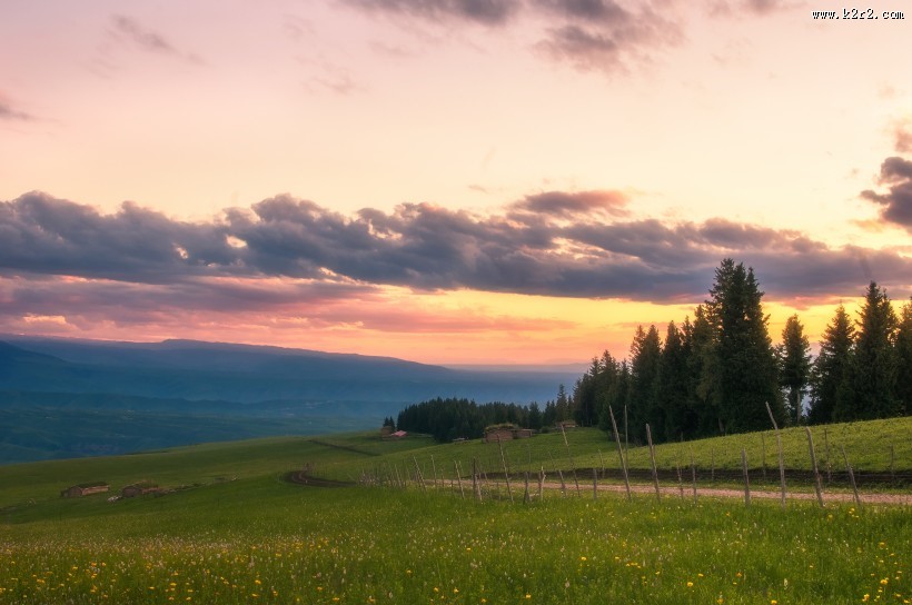 新疆特克斯草原秀丽风景图片