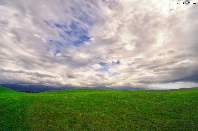 新疆特克斯草原秀丽风景图片