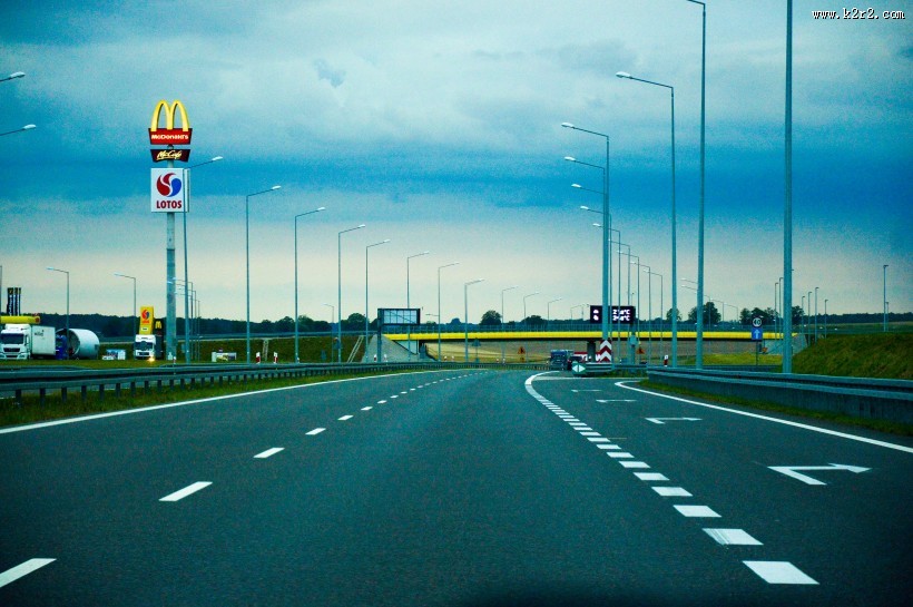 用沥青铺成的公路图片