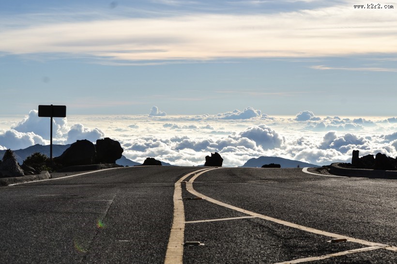用沥青铺成的公路图片