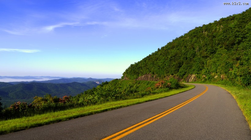 用沥青铺成的公路图片
