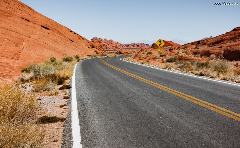 用沥青铺成的公路图片