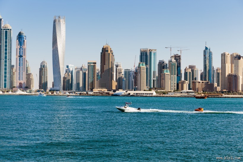 阿拉伯男人和骆驼与城市景观图片