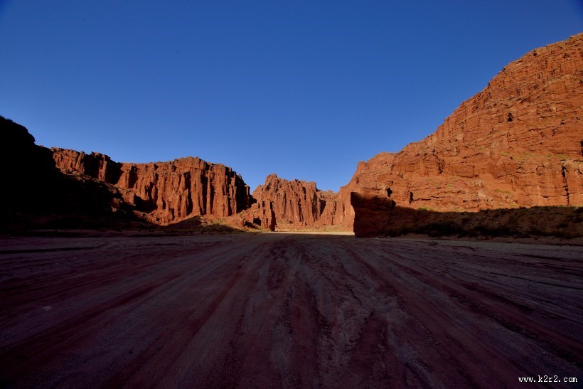 新疆阿克苏托木尔峰峡谷风景图片