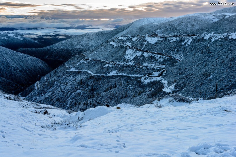 四川高尔寺山雪景图片